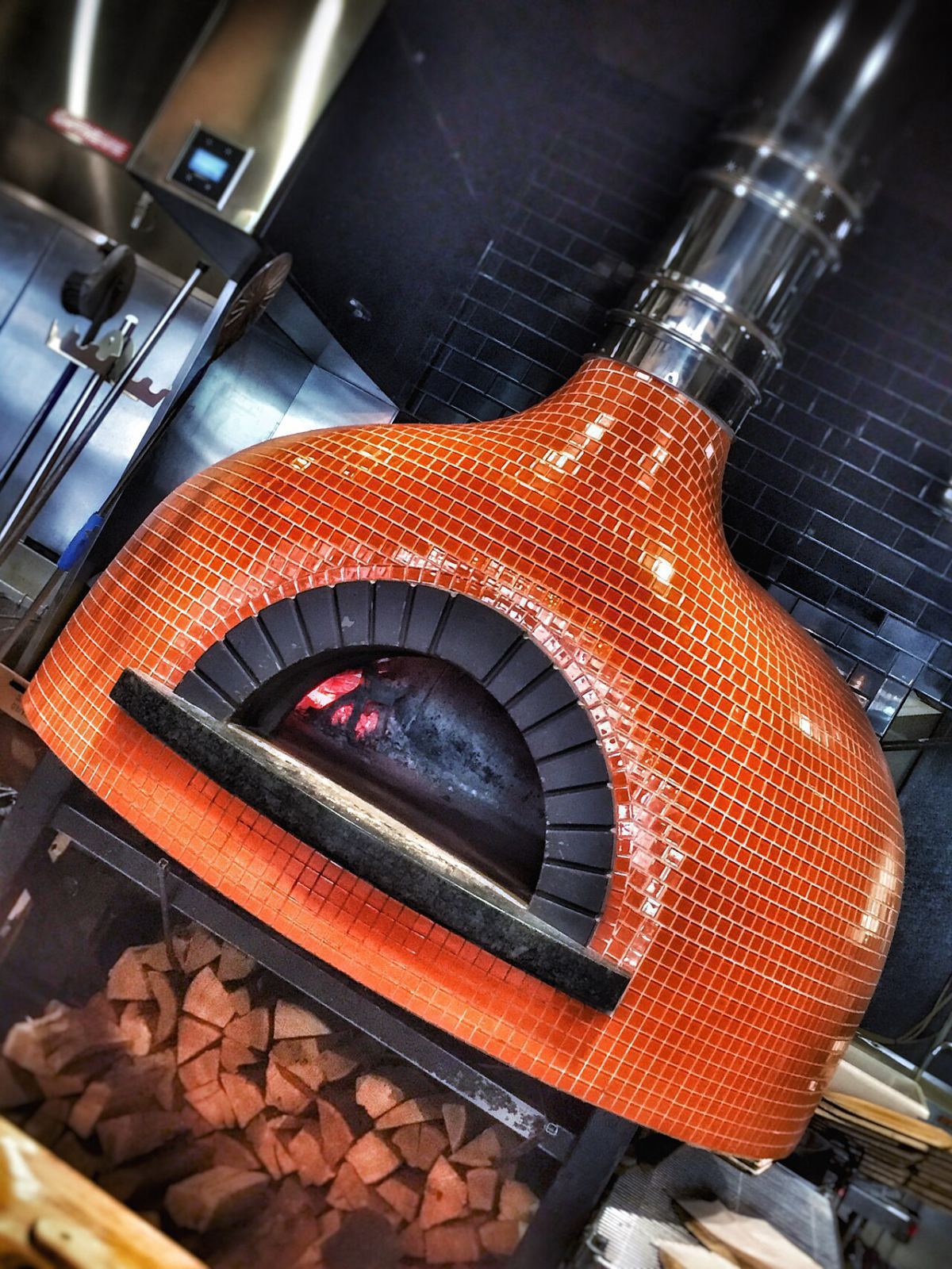 Verse pizza uit de houtoven