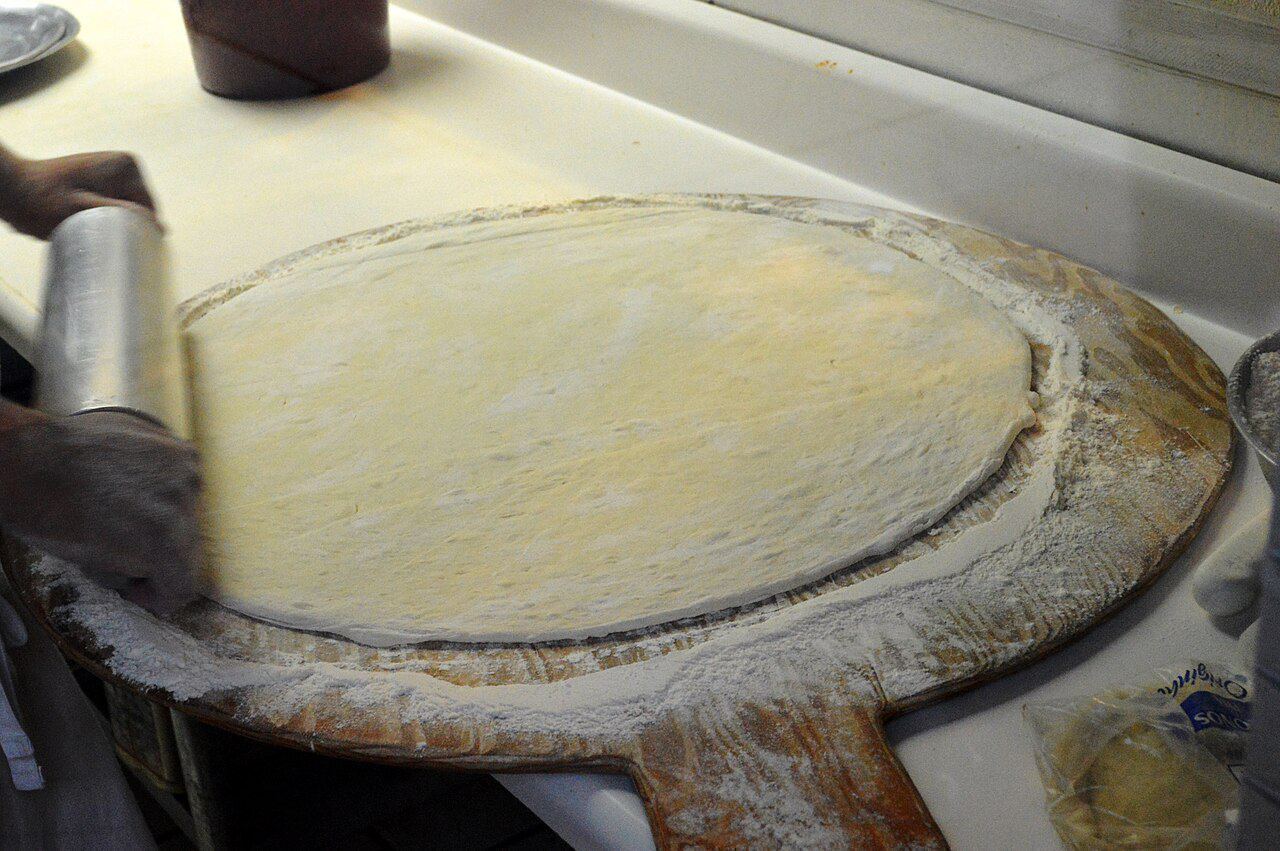Pizzadeeg wordt uitgerold