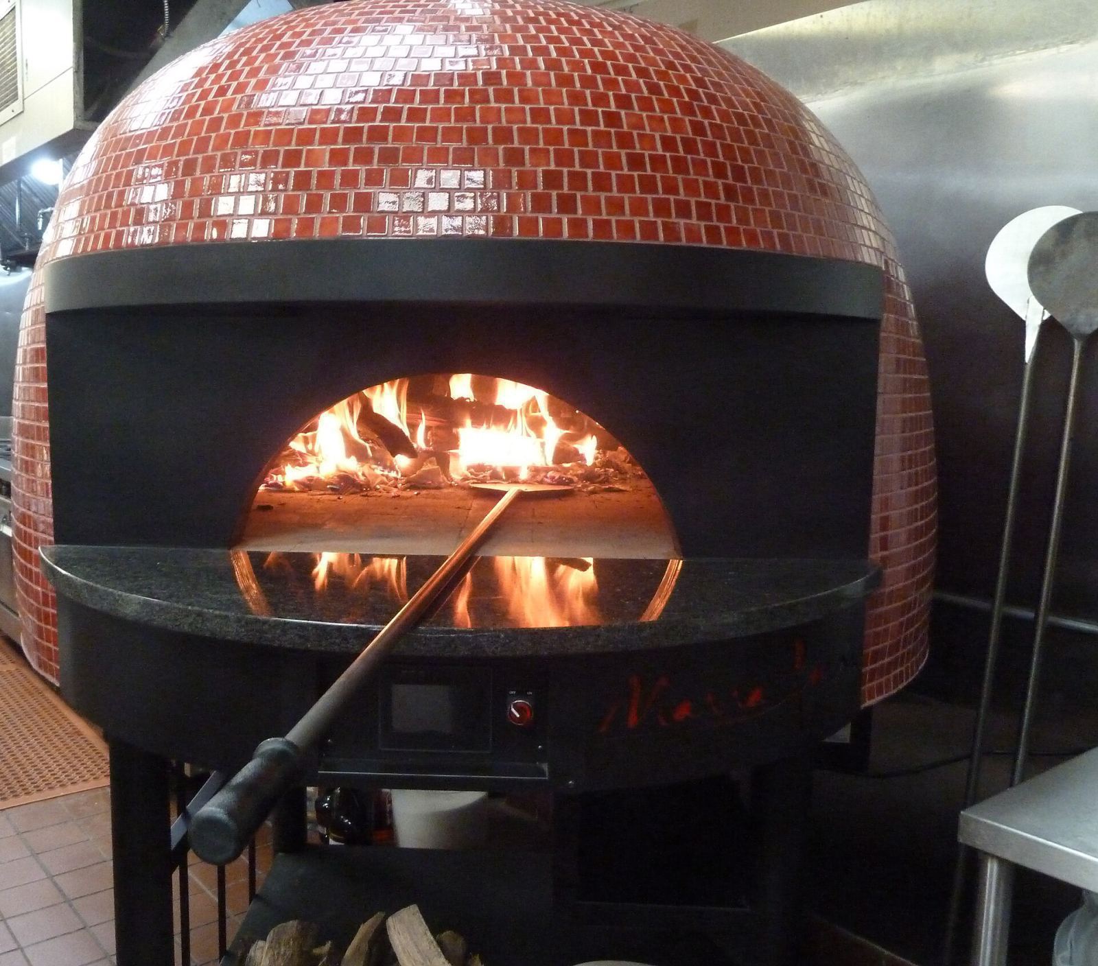 Chef Speciaal mobiele pizzaoven met chef en verse pizza's op locatie