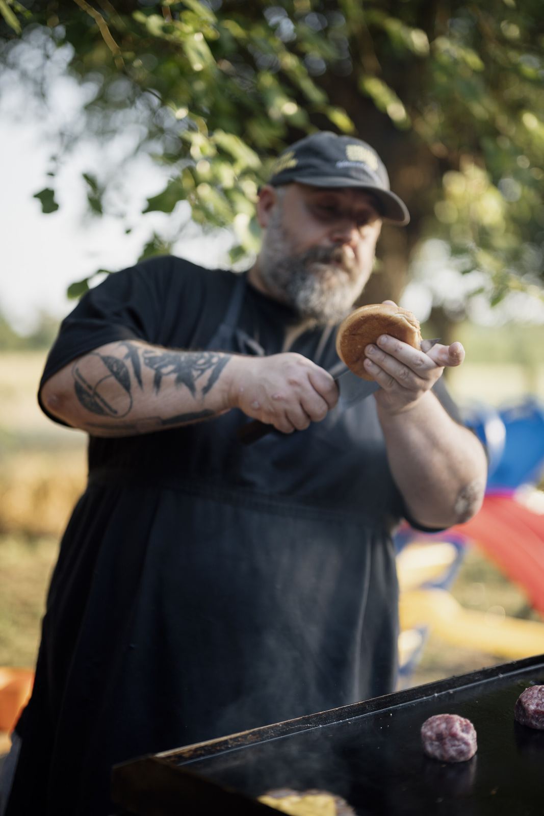Chef Speciaal chef bereidt live streetfood voor gasten