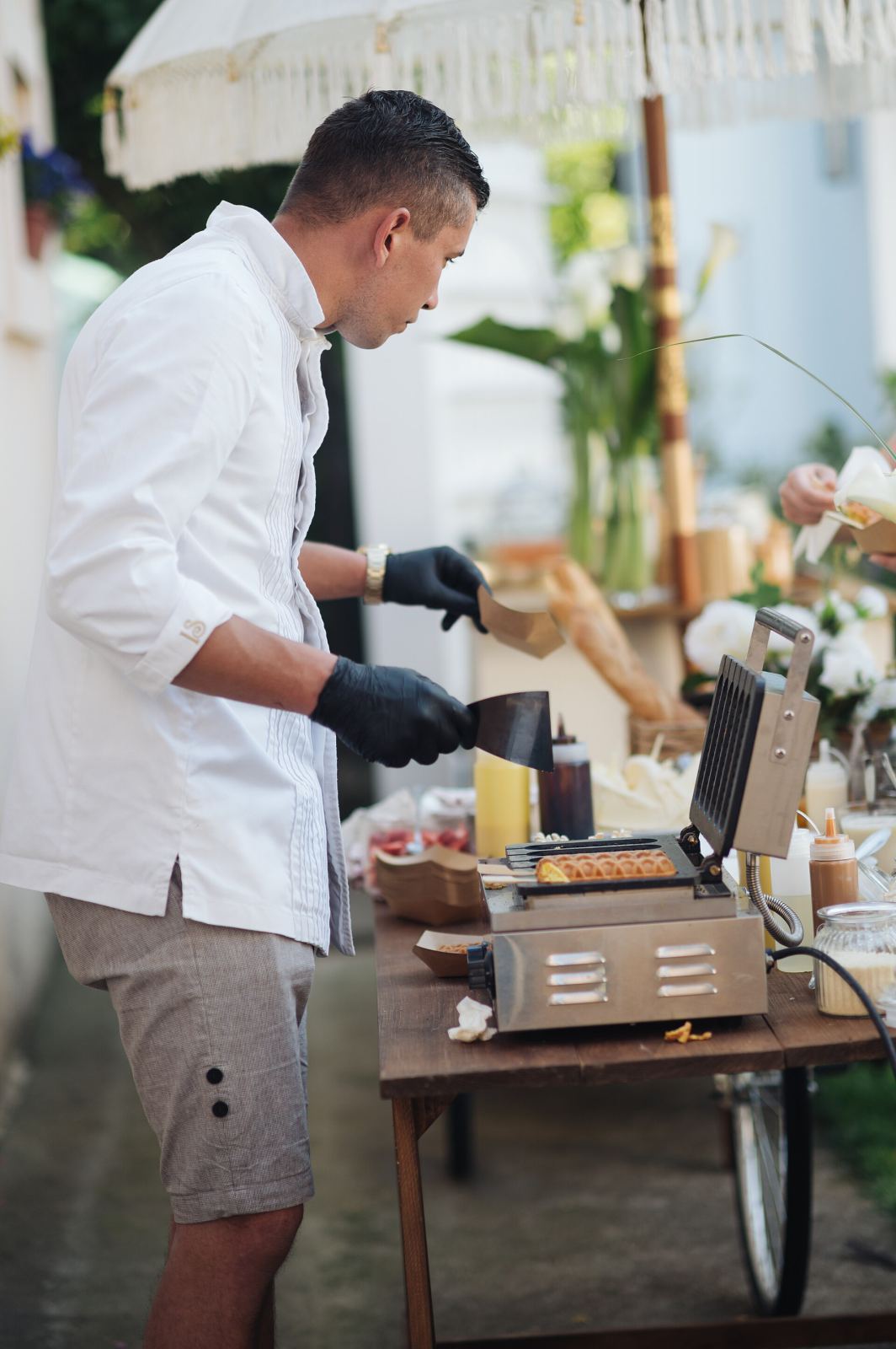 Chef van Chef Speciaal aan het werk bij de mobiele houtoven