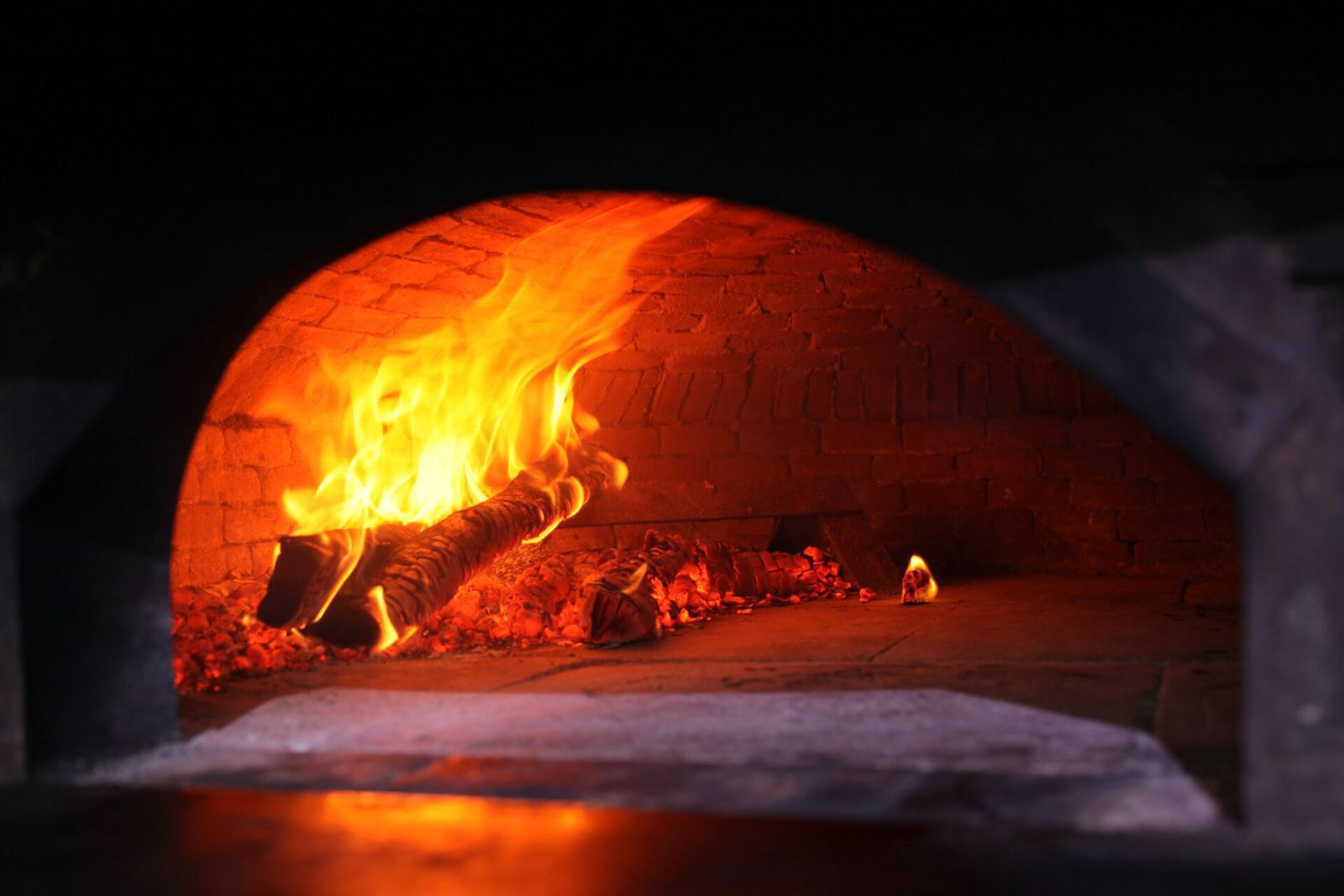 Mobiele pizzaoven van Chef Speciaal opgesteld op locatie