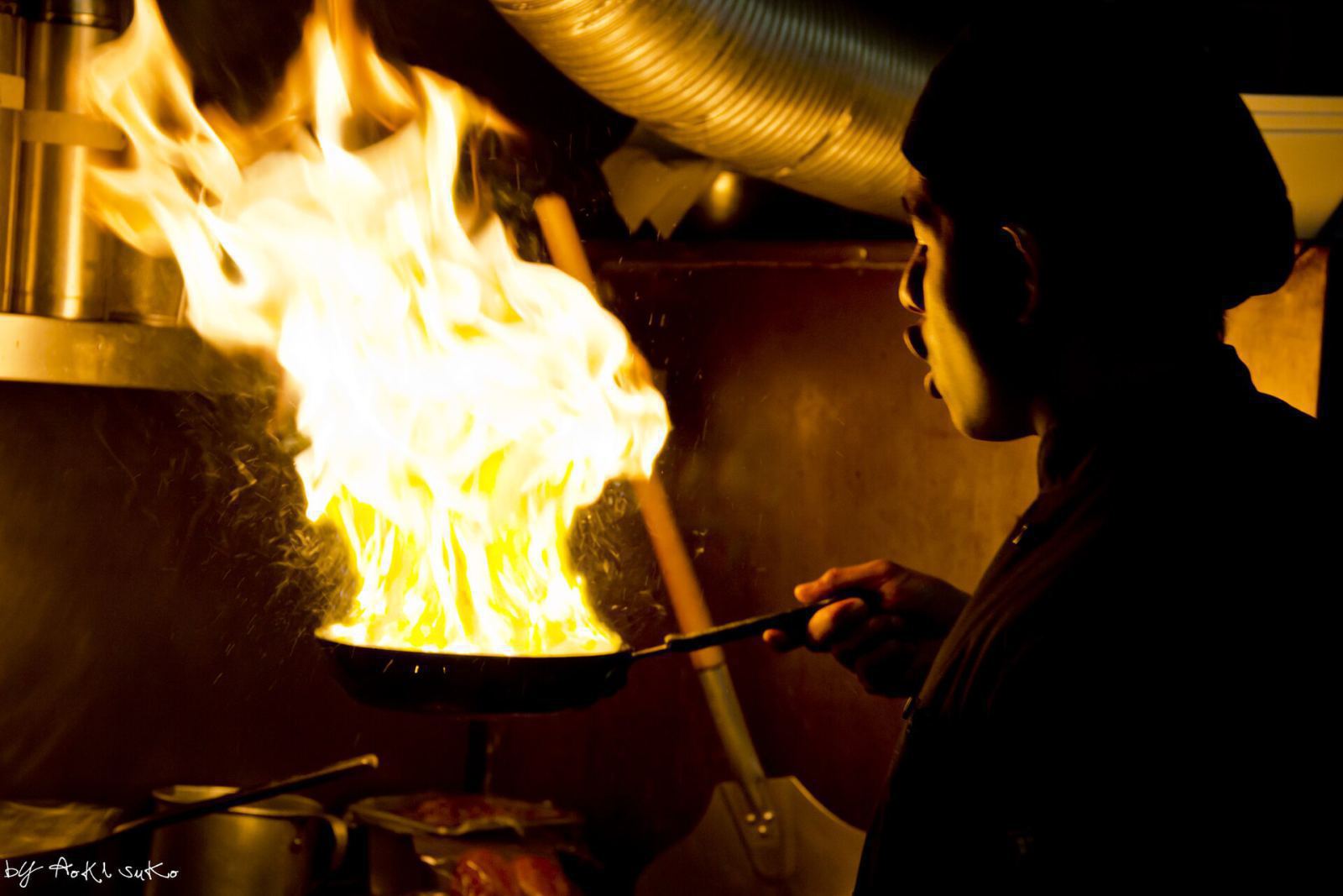 Chef Speciaal chef bereidt live gerechten voor gasten