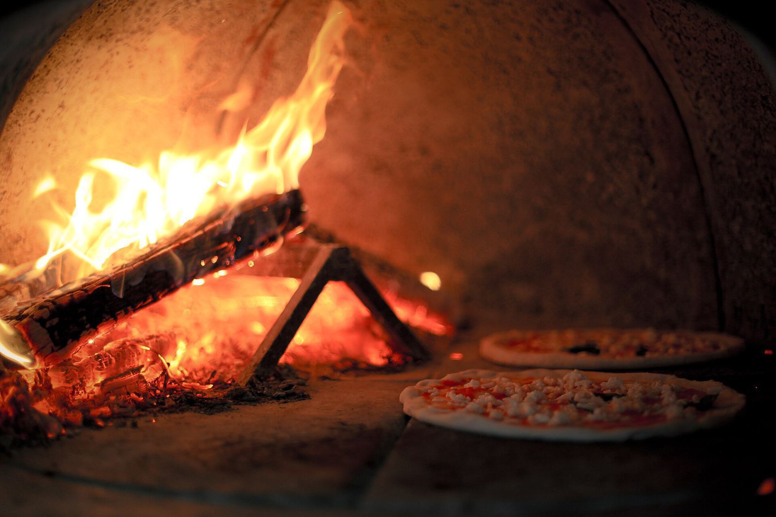 Verse pizza uit de houtoven van Chef Speciaal